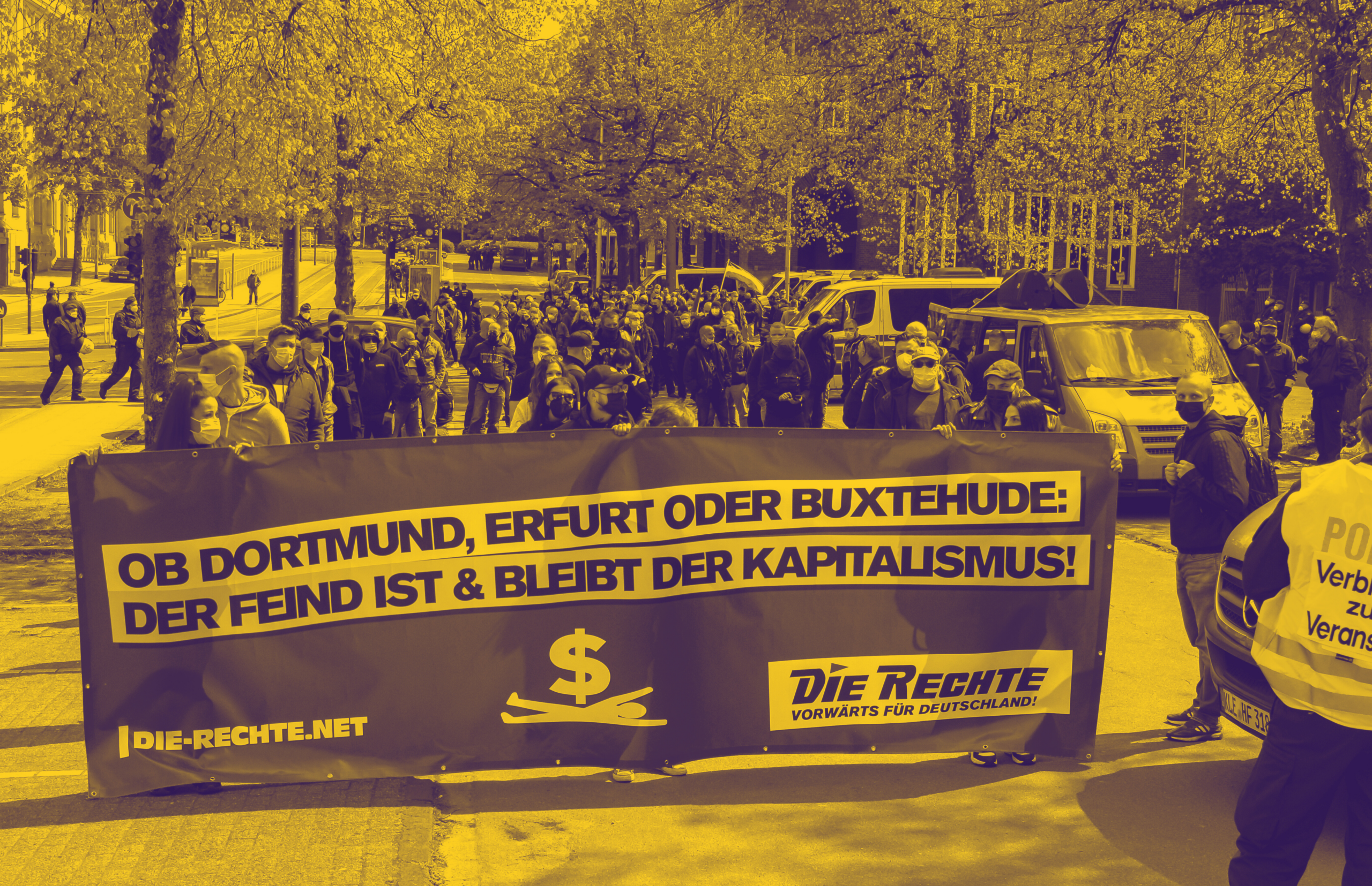 Teilnehmer einer Kundgebung der rechtsextremen Kleinpartei "Die Rechte" halten ein Transparent mit der Aufschrift "Ob Dortmund, Erfurt oder Buxtehude: Der Feind ist und bleibt der Kapitalismus".